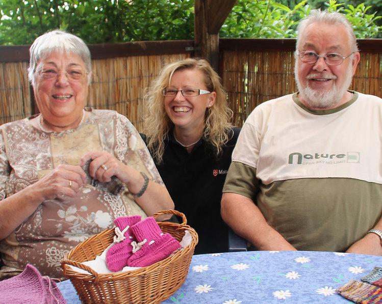 Malteserschwester-Ehel-Elend:<br />Stricken klappt auch im Rollstuhl: Darüber freut sich Malteserschwester Dorit Rode (Mitte) mit Irma und Helmut Elend.